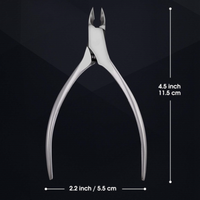 Alicate metálico prateado com medidas indicadas em fundo escuro