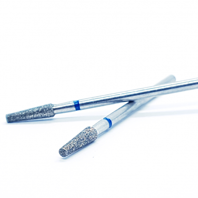 Dois instrumentos dentários metálicos com pontas texturizadas