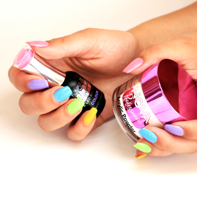 Mãos femininas com unhas coloridas segurando verniz NOVA e pó acrílico NOVA