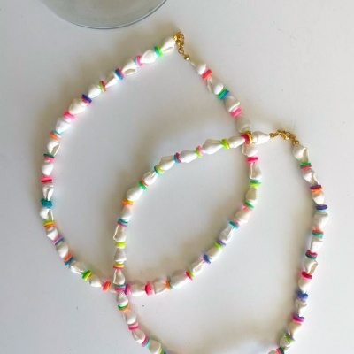 Colar e pulseira de contas brancas com discos coloridos e fechos dourados