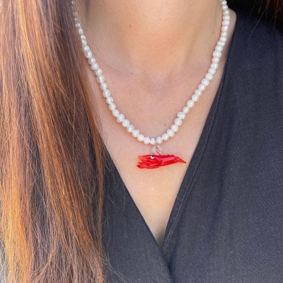 Colar de pérolas com pendente vermelho em forma de mão