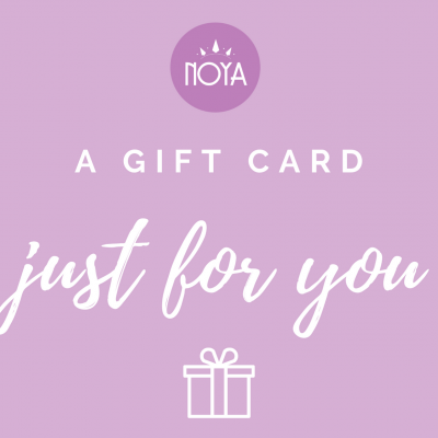 Cartão presente lilás com texto em branco e logotipo NOYA