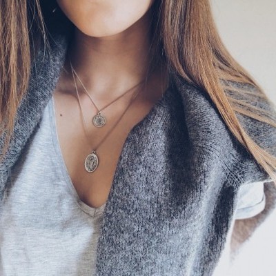 Colar duplo prateado com medalhas