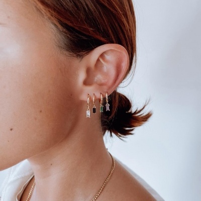 Brincos de argola pequenos dourados com pendentes retangulares coloridos em orelha feminina