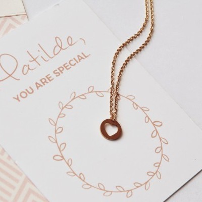 Colar dourado com pendente de coração em cartão branco com texto Matilde YOU ARE SPECIAL