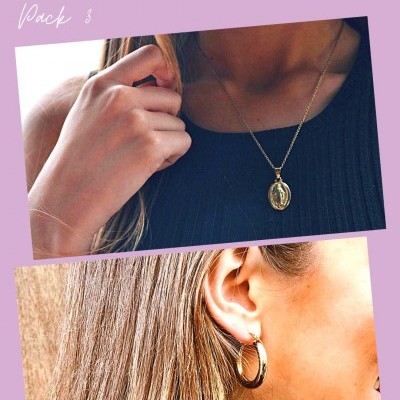 Colar dourado com pendente oval e brincos de argola dourados em modelo