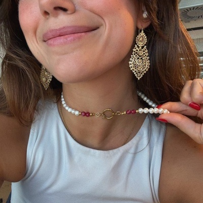 Colar de pérolas brancas e vermelhas com fecho dourado e brincos dourados grandes