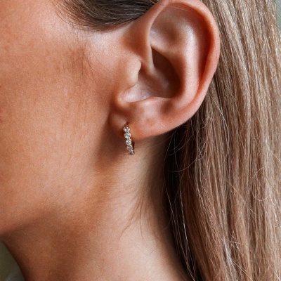 Brinco pequeno com pedras na orelha feminina