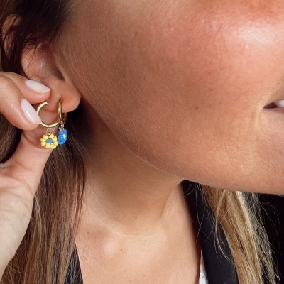 Brincos argola dourada com flores coloridas penduradas