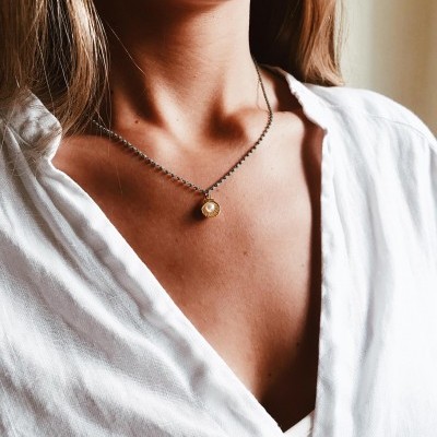 Colar com pendente redondo dourado e corrente prateada