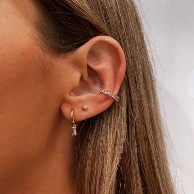 Orelha com três brincos pequenos em dourado e prata