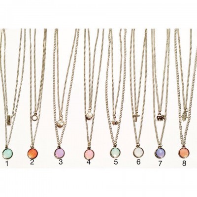 Oito colares com pingentes coloridos e pequenos pingentes adicionais