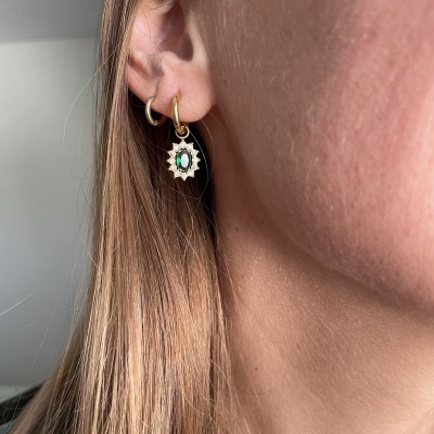 Brincos de argola dourada com pendente oval verde e prata na orelha