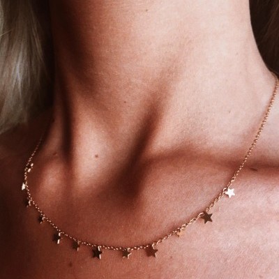 Colar delicado dourado com estrelas