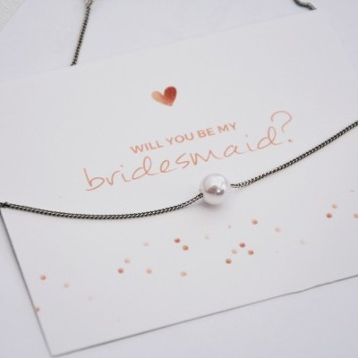 Pulseira com pérola apresentada em cartão branco com texto para bridesmaid