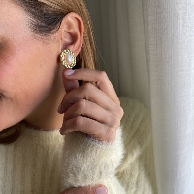 Brincos de argola dourados com padrão torcido e camisola amarela felpuda