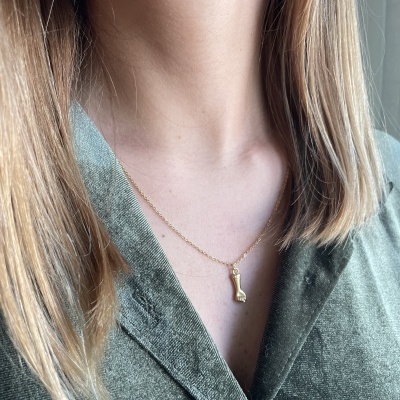 Colar dourado com pendente em forma de bota