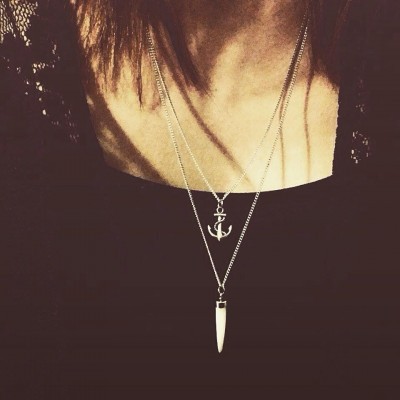 Colar duplo com pendentes prateado e branco