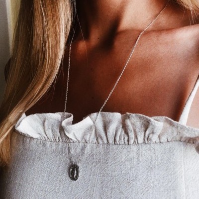 Colar prata com pendente oval em top branco com volante