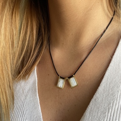 Colar com duas molduras douradas em cordão preto