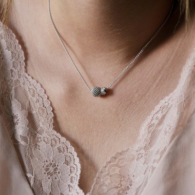 Colar com pingente de melancia e top rosa claro com renda