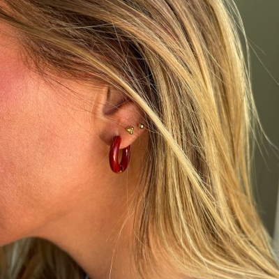 Brincos em orelha de mulher com cabelo loiro