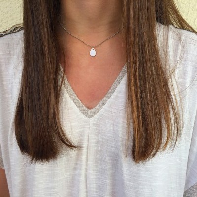 T-shirt branca com bordado geométrico nas mangas e decote em V