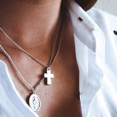 Colar duplo de metal prateado com cruz e pendente oval