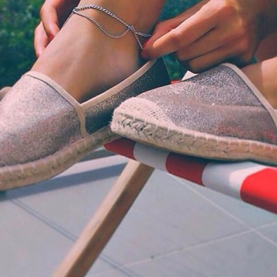 Sapatos alpercatas prateados com sola de corda e pulseira no tornozelo