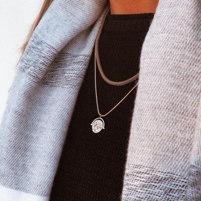 Colar dourado com pendente redondo branco e cachecol cinza claro