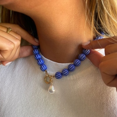 Colar de contas azuis com pendente gota branca