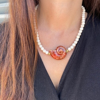 Colar de pérolas com pendente de concha espiral marrom alaranjada
