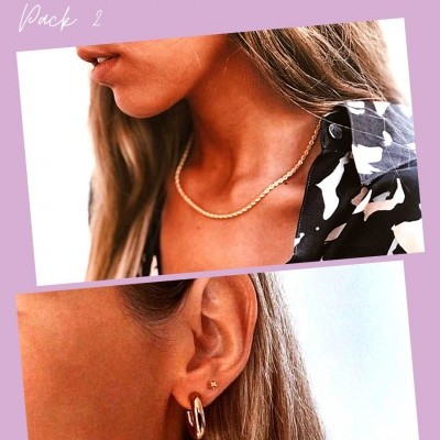 Colar dourado e dois brincos dourados com fundo roxo e texto promocional