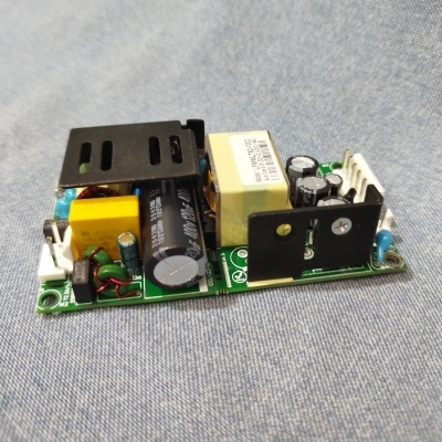 Placa eletrónica com vários componentes sobre tecido azul claro