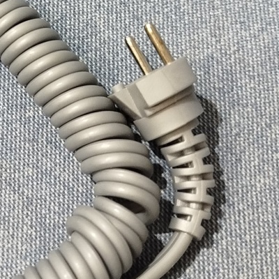 Cabo elétrico cinzento em espiral com ficha de dois pinos