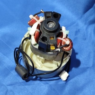 Componente elétrico com fios de cobre e plástico em fundo azul