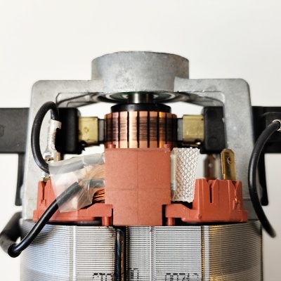 Motor elétrico com componentes metálicos, plástico e fios elétricos