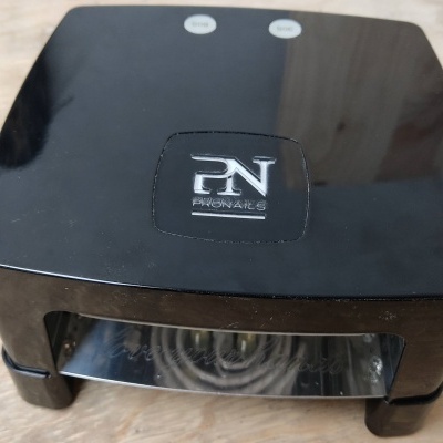Máquina de unhas de gel preta com visor transparente e logótipo PN PRO NAILS