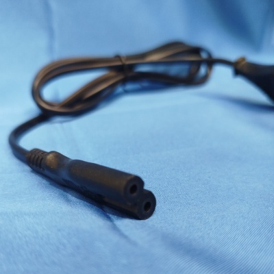 Cabo elétrico preto com ficha dupla fêmea em fundo azul