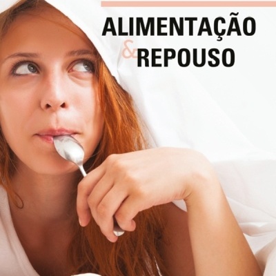 Mulher ruiva com colher perto da boca e sobremesa amêndoas