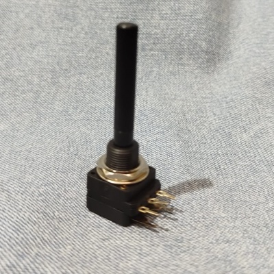 Interruptor seletor de 3 posições com manípulo preto longo sobre tecido cinza