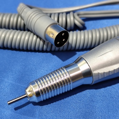 Punho metálico prateado com cabo cinzento espiralado e conector de 3 pinos