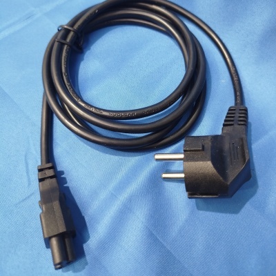 Cabo de alimentação preto com ficha macho tipo europeu e conector IEC 60320 C5