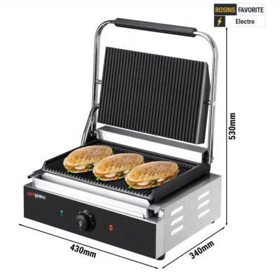 Sanduicheira elétrica preta e metálica GMP gastro com três sanduíches tostadassobre as placas de grelha