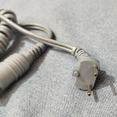 Cabo elétrico cinzento com ficha tipo europeu de dois pinos redondos