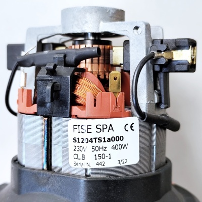 Motor elétrico com bobinas e etiqueta técnica