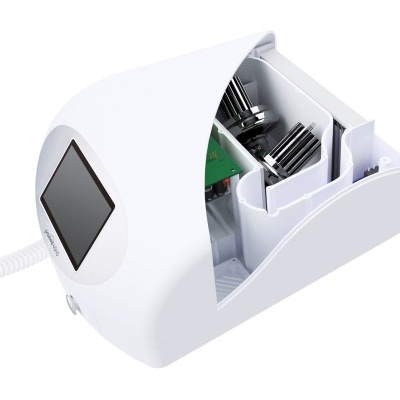 Aparelho eletrónico branco com ecrã e componentes internos visíveis