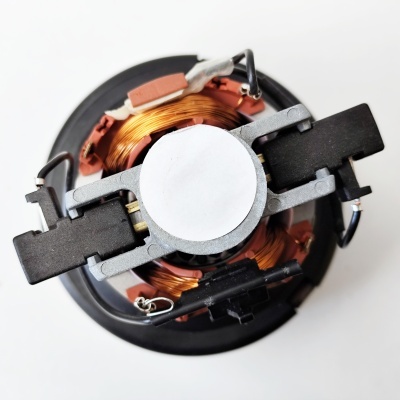 Bobina de motor elétrico com fios de cobre e carcaça preta