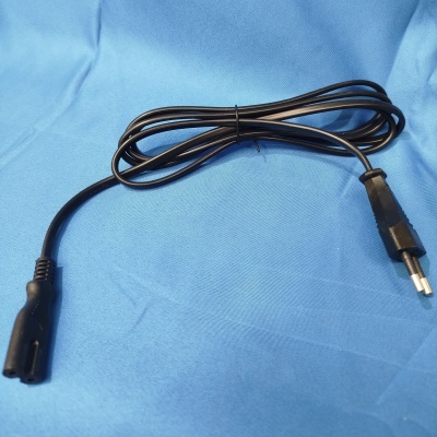 Cabo elétrico preto com plugue e ficha fêmea sobre tecido azul