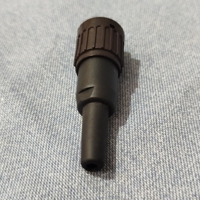 Adaptador preto e marron escuro em tecido cinzento